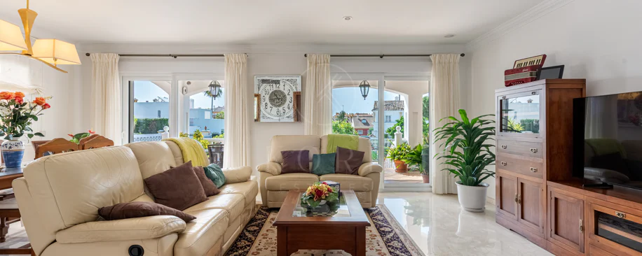 Vilă spațioasă în centrul orașului San Pedro! Cu 3 apartamente separate și garaj pentru 10 mașini.