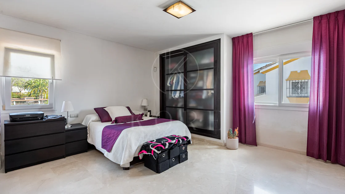 Vilă spațioasă în centrul orașului San Pedro! Cu 3 apartamente separate și garaj pentru 10 mașini.