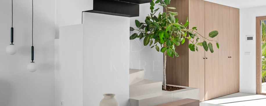 Bine ați venit în această casă fermecătoare cu spațiu de locuit exterior privat și piscină, cu un design minimalist și elegant inspirat din sudul Italiei.