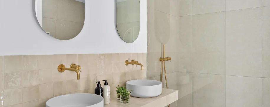 Bine ați venit în această casă fermecătoare cu spațiu de locuit exterior privat și piscină, cu un design minimalist și elegant inspirat din sudul Italiei.