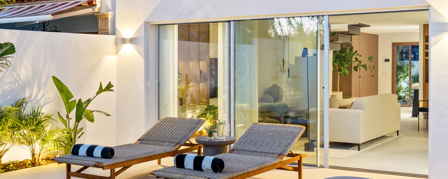 Bine ați venit în această casă fermecătoare cu spațiu de locuit exterior privat și piscină, cu un design minimalist și elegant inspirat din sudul Italiei.