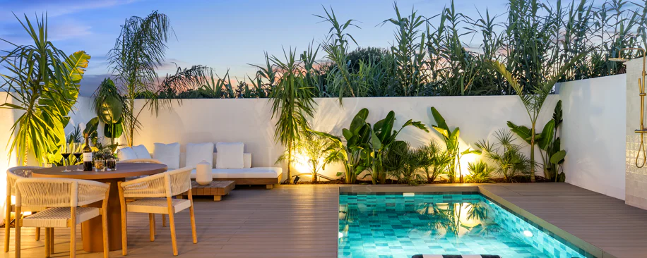 Bine ați venit în această casă fermecătoare cu spațiu de locuit exterior privat și piscină, cu un design minimalist și elegant inspirat din sudul Italiei.
