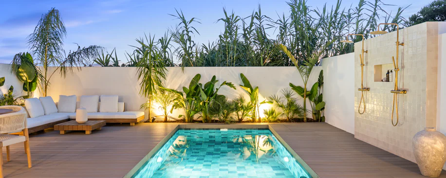 Bine ați venit în această casă fermecătoare cu spațiu de locuit exterior privat și piscină, cu un design minimalist și elegant inspirat din sudul Italiei.