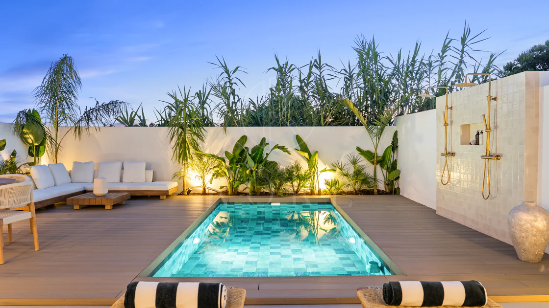 Bine ați venit în această casă fermecătoare cu spațiu de locuit exterior privat și piscină, cu un design minimalist și elegant inspirat din sudul Italiei.