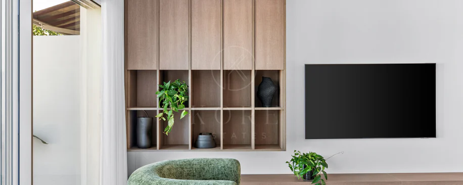 Bine ați venit în această casă fermecătoare cu spațiu de locuit exterior privat și piscină, cu un design minimalist și elegant inspirat din sudul Italiei.