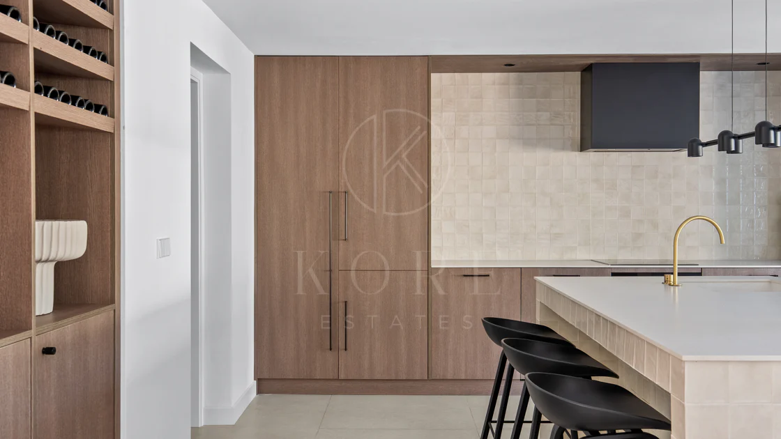 Bine ați venit în această casă fermecătoare cu spațiu de locuit exterior privat și piscină, cu un design minimalist și elegant inspirat din sudul Italiei.