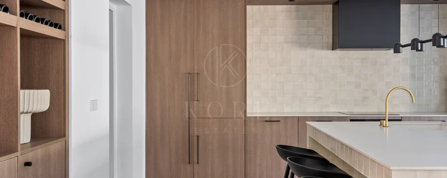 Bine ați venit în această casă fermecătoare cu spațiu de locuit exterior privat și piscină, cu un design minimalist și elegant inspirat din sudul Italiei.