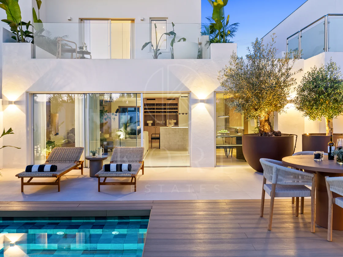 Bine ați venit în această casă fermecătoare cu spațiu de locuit exterior privat și piscină, cu un design minimalist și elegant inspirat din sudul Italiei.