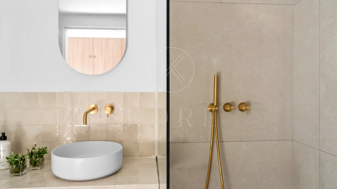Bine ați venit în această casă fermecătoare cu spațiu de locuit exterior privat și piscină, cu un design minimalist și elegant inspirat din sudul Italiei.