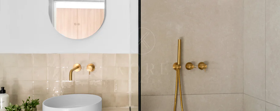 Bine ați venit în această casă fermecătoare cu spațiu de locuit exterior privat și piscină, cu un design minimalist și elegant inspirat din sudul Italiei.