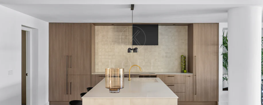 Bine ați venit în această casă fermecătoare cu spațiu de locuit exterior privat și piscină, cu un design minimalist și elegant inspirat din sudul Italiei.