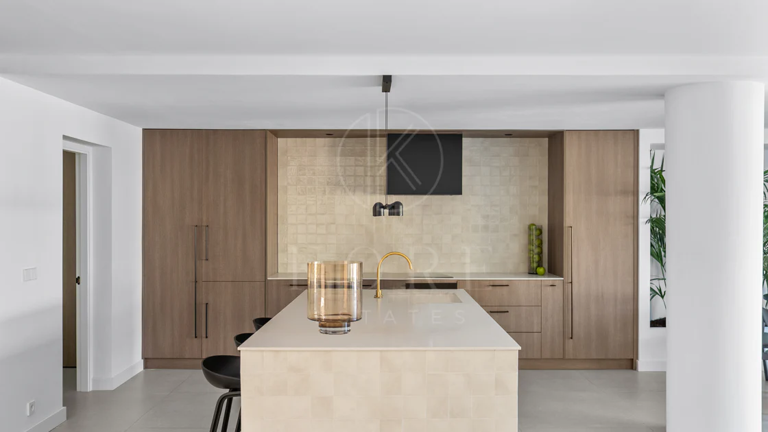 Bine ați venit în această casă fermecătoare cu spațiu de locuit exterior privat și piscină, cu un design minimalist și elegant inspirat din sudul Italiei.