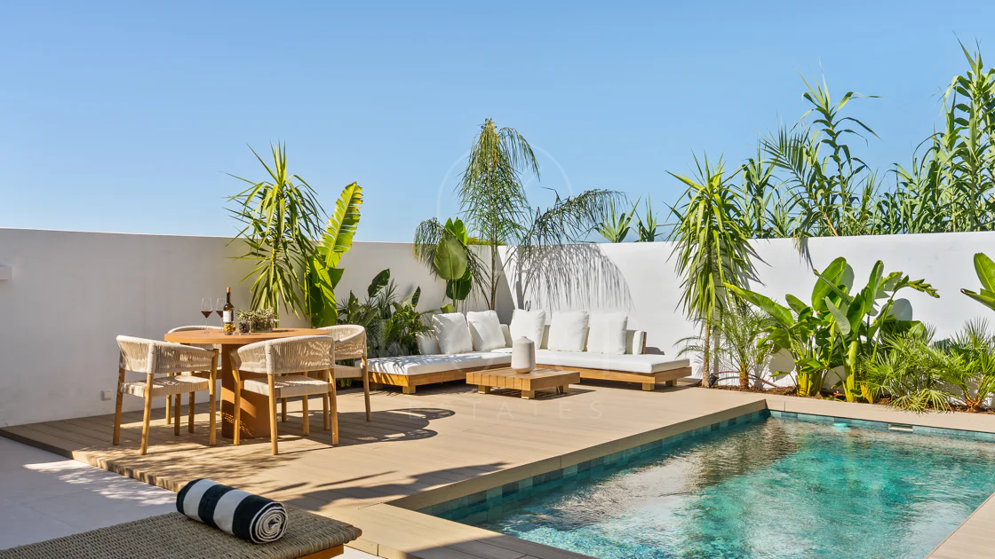 Bine ați venit în această casă fermecătoare cu spațiu de locuit exterior privat și piscină, cu un design minimalist și elegant inspirat din sudul Italiei.