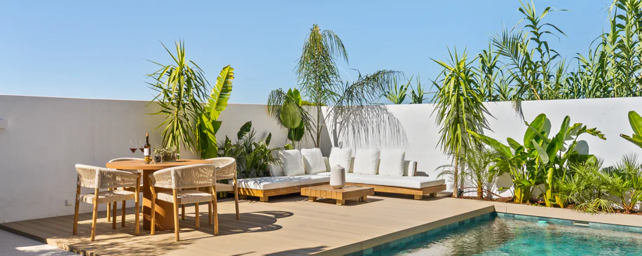 Bine ați venit în această casă fermecătoare cu spațiu de locuit exterior privat și piscină, cu un design minimalist și elegant inspirat din sudul Italiei.