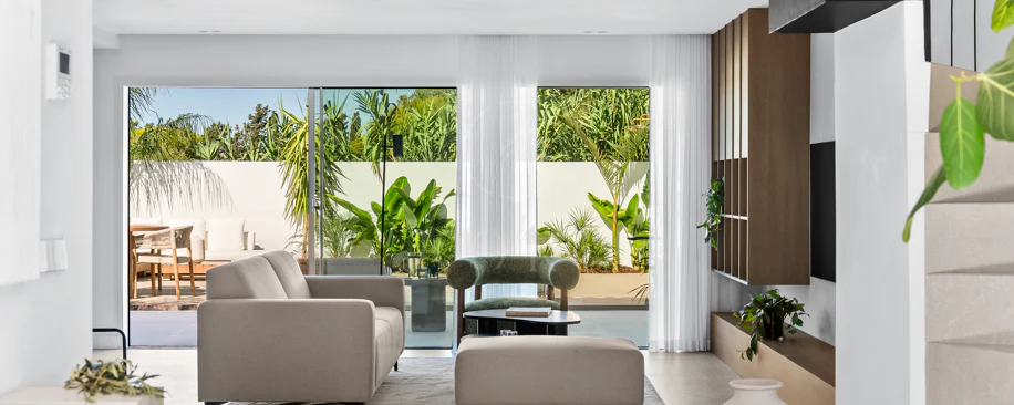 Bine ați venit în această casă fermecătoare cu spațiu de locuit exterior privat și piscină, cu un design minimalist și elegant inspirat din sudul Italiei.