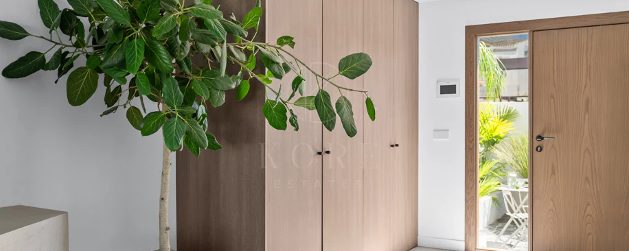Bine ați venit în această casă fermecătoare cu spațiu de locuit exterior privat și piscină, cu un design minimalist și elegant inspirat din sudul Italiei.