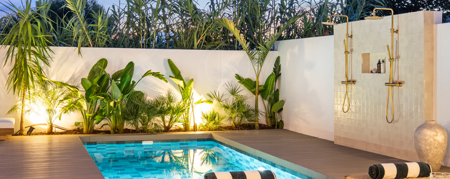 Bine ați venit în această casă fermecătoare cu spațiu de locuit exterior privat și piscină, cu un design minimalist și elegant inspirat din sudul Italiei.