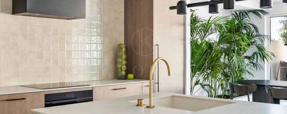 Bine ați venit în această casă fermecătoare cu spațiu de locuit exterior privat și piscină, cu un design minimalist și elegant inspirat din sudul Italiei.