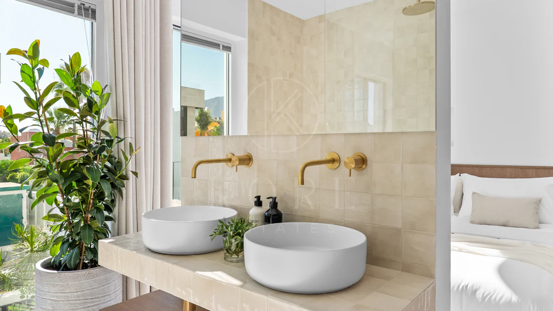 Bine ați venit în această casă fermecătoare cu spațiu de locuit exterior privat și piscină, cu un design minimalist și elegant inspirat din sudul Italiei.