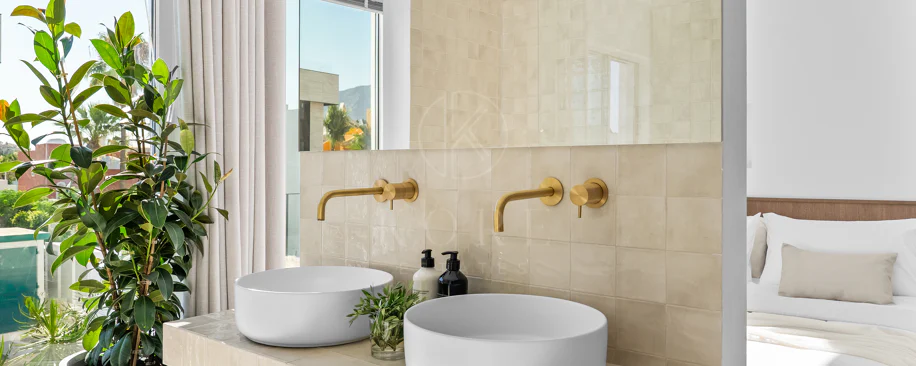 Bine ați venit în această casă fermecătoare cu spațiu de locuit exterior privat și piscină, cu un design minimalist și elegant inspirat din sudul Italiei.