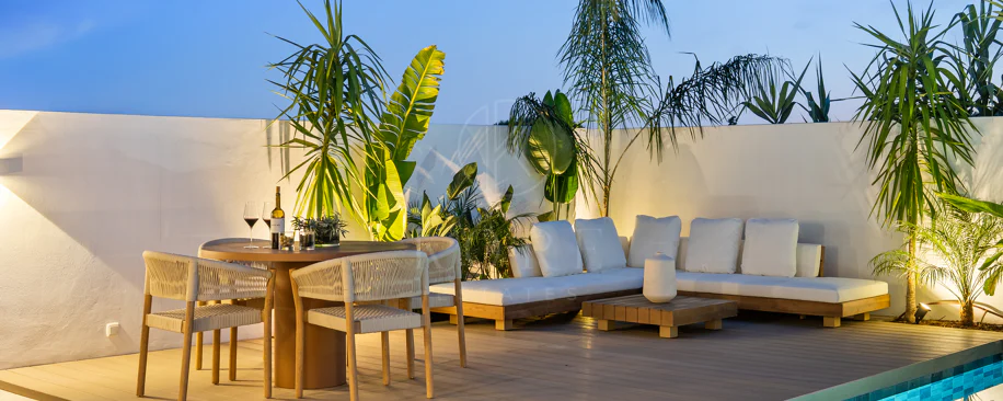 Bine ați venit în această casă fermecătoare cu spațiu de locuit exterior privat și piscină, cu un design minimalist și elegant inspirat din sudul Italiei.