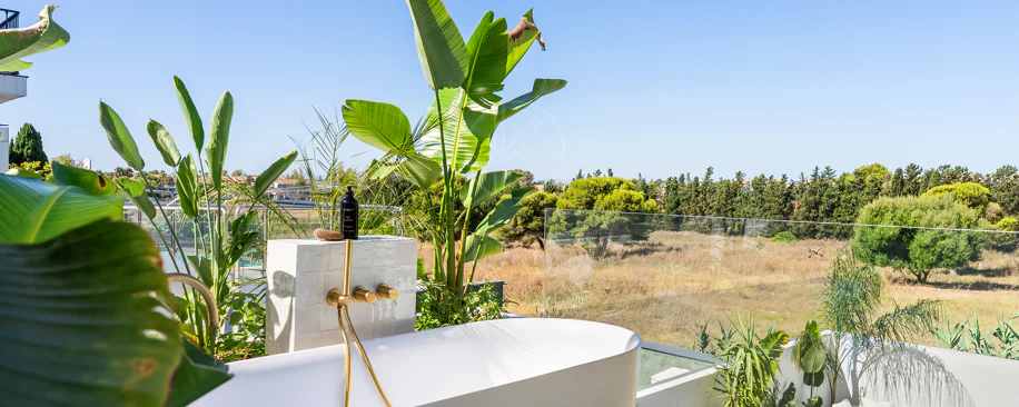 Bine ați venit în această casă fermecătoare cu spațiu de locuit exterior privat și piscină, cu un design minimalist și elegant inspirat din sudul Italiei.