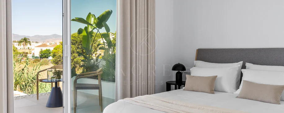 Bine ați venit în această casă fermecătoare cu spațiu de locuit exterior privat și piscină, cu un design minimalist și elegant inspirat din sudul Italiei.