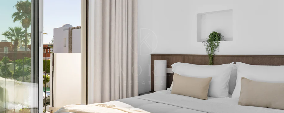 Bine ați venit în această casă fermecătoare cu spațiu de locuit exterior privat și piscină, cu un design minimalist și elegant inspirat din sudul Italiei.