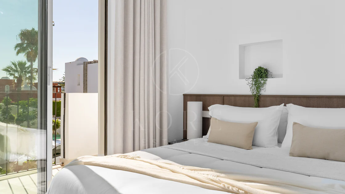 Bine ați venit în această casă fermecătoare cu spațiu de locuit exterior privat și piscină, cu un design minimalist și elegant inspirat din sudul Italiei.