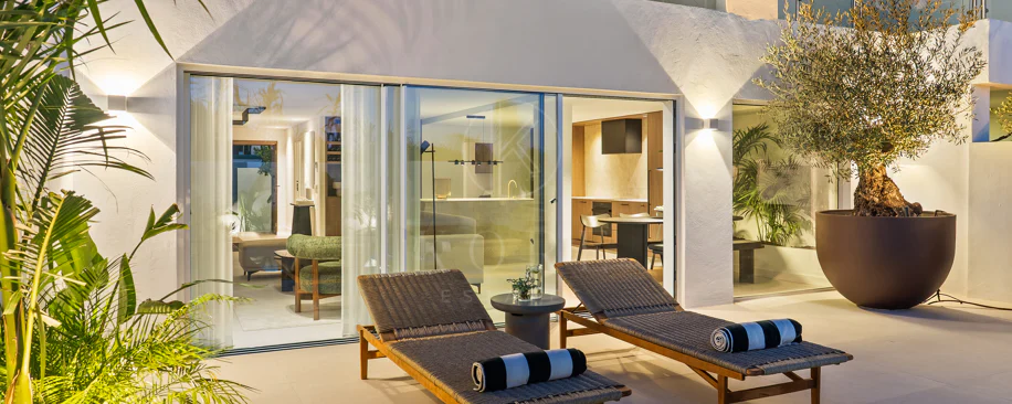 Bine ați venit în această casă fermecătoare cu spațiu de locuit exterior privat și piscină, cu un design minimalist și elegant inspirat din sudul Italiei.
