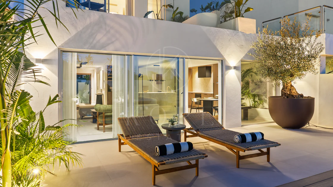 Bine ați venit în această casă fermecătoare cu spațiu de locuit exterior privat și piscină, cu un design minimalist și elegant inspirat din sudul Italiei.