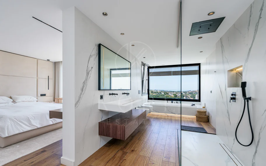 Elegant Renovated Townhouse on Frontline La Quinta Golf with Spectacular Views