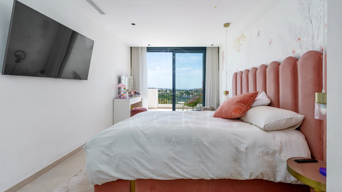Elegant Renovated Townhouse on Frontline La Quinta Golf with Spectacular Views