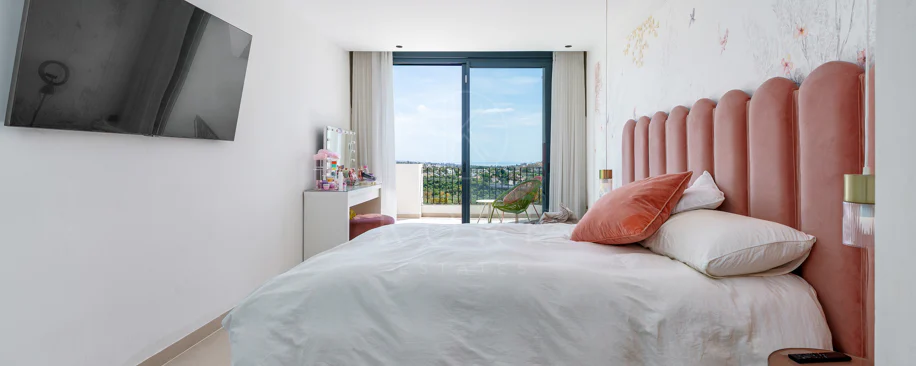Elegant Renovated Townhouse on Frontline La Quinta Golf with Spectacular Views