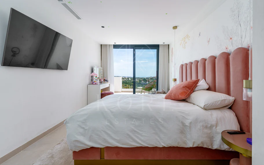 Elegant Renovated Townhouse on Frontline La Quinta Golf with Spectacular Views
