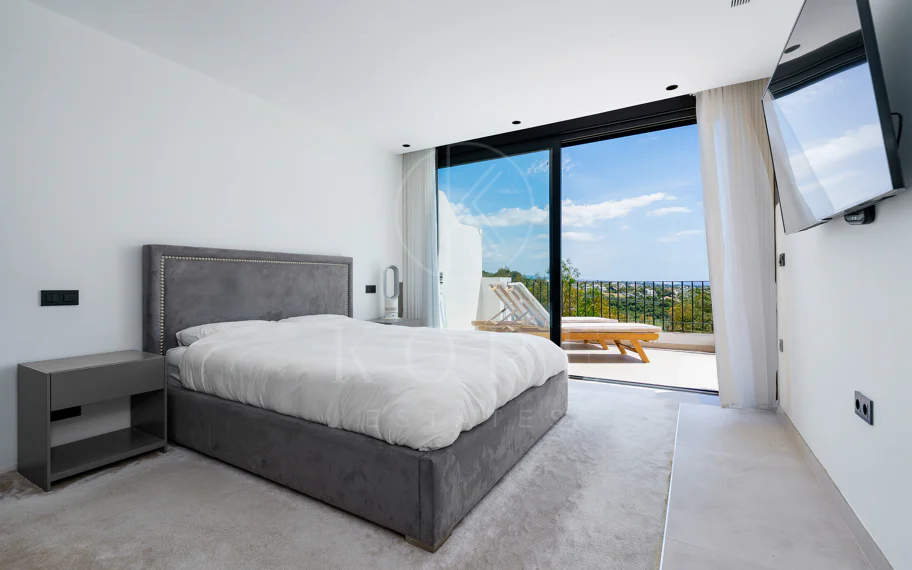 Elegant Renovated Townhouse on Frontline La Quinta Golf with Spectacular Views