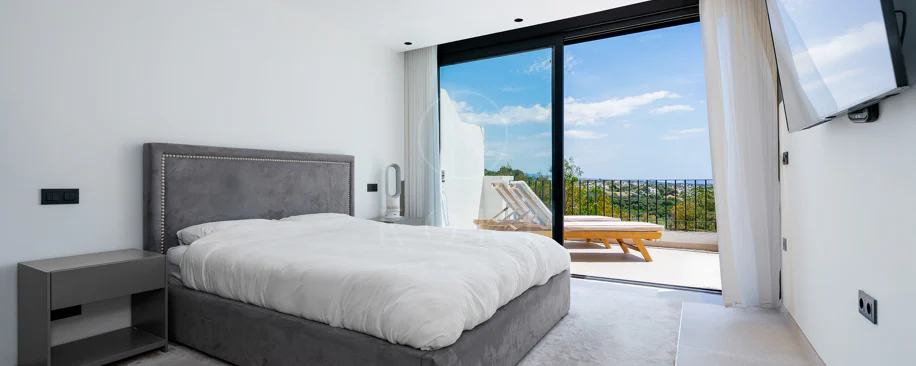 Elegant Renovated Townhouse on Frontline La Quinta Golf with Spectacular Views