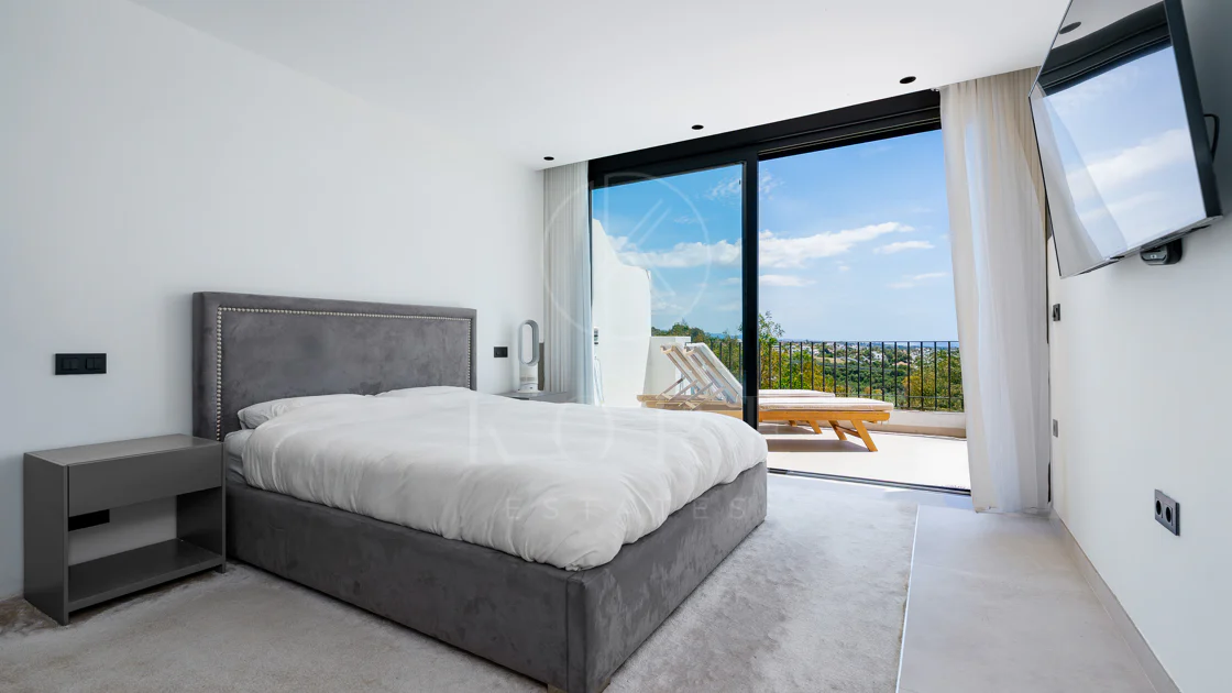 Elegant Renovated Townhouse on Frontline La Quinta Golf with Spectacular Views