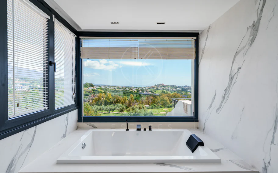 Elegant Renovated Townhouse on Frontline La Quinta Golf with Spectacular Views