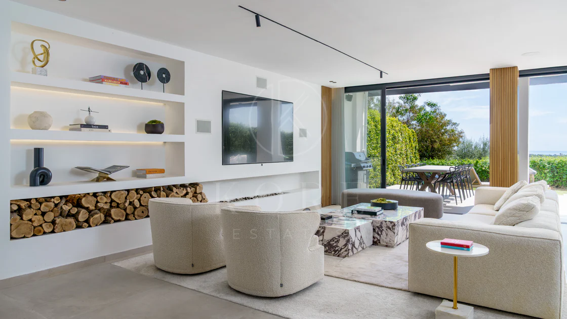 Elegant Renovated Townhouse on Frontline La Quinta Golf with Spectacular Views