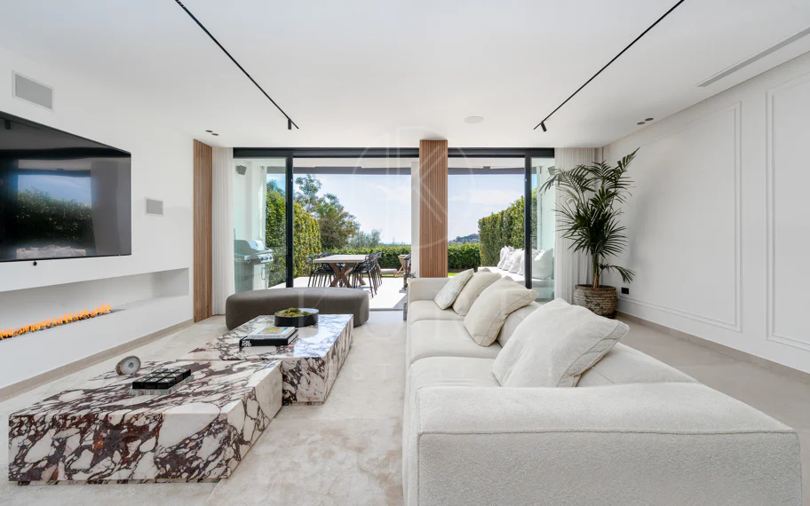 Elegant Renovated Townhouse on Frontline La Quinta Golf with Spectacular Views