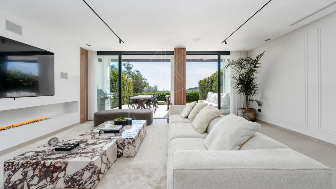 Elegant Renovated Townhouse on Frontline La Quinta Golf with Spectacular Views