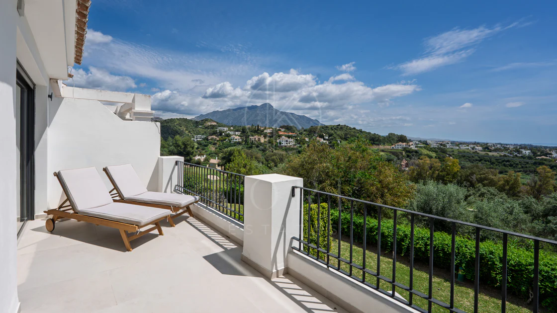 Elegant Renovated Townhouse on Frontline La Quinta Golf with Spectacular Views