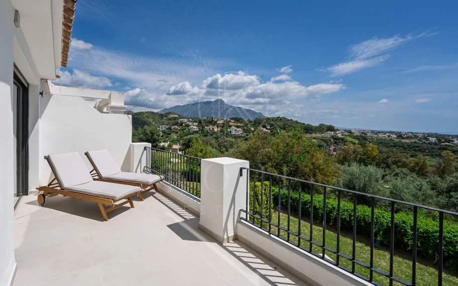 Elegant Renovated Townhouse on Frontline La Quinta Golf with Spectacular Views