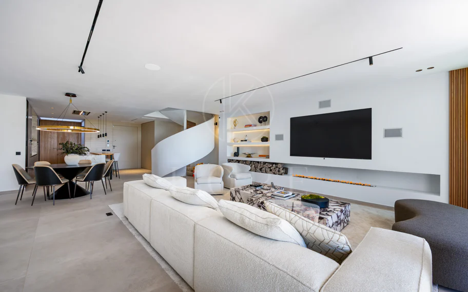 Elegant Renovated Townhouse on Frontline La Quinta Golf with Spectacular Views