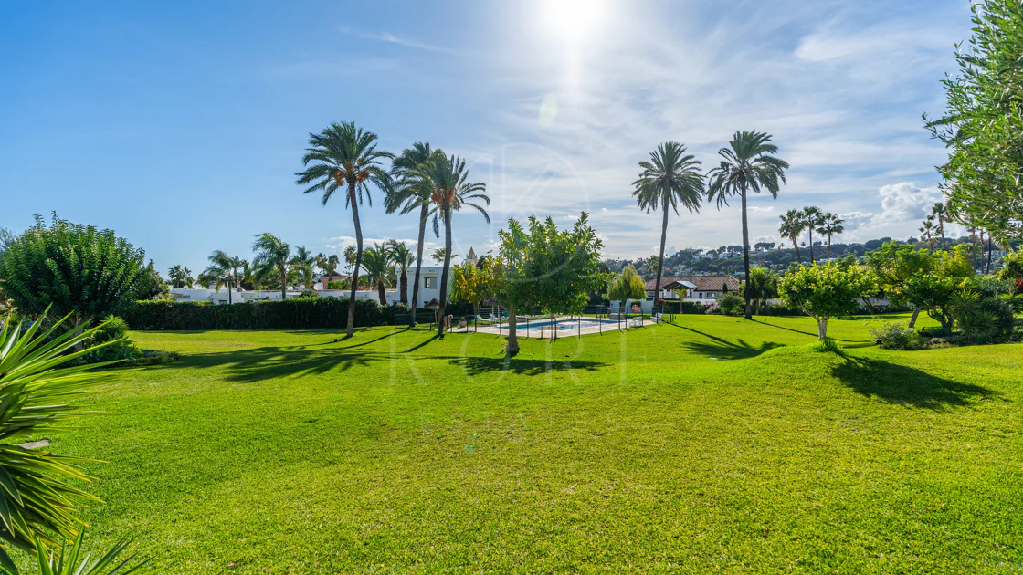 Casa Preciosa, o casă tip townhouse spațioasă cu 4 dormitoare, complet renovată, situată în Golf Valley din Nueva Andalucia, Marbella