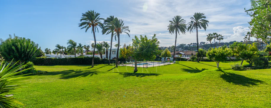 Casa Preciosa, o casă tip townhouse spațioasă cu 4 dormitoare, complet renovată, situată în Golf Valley din Nueva Andalucia, Marbella