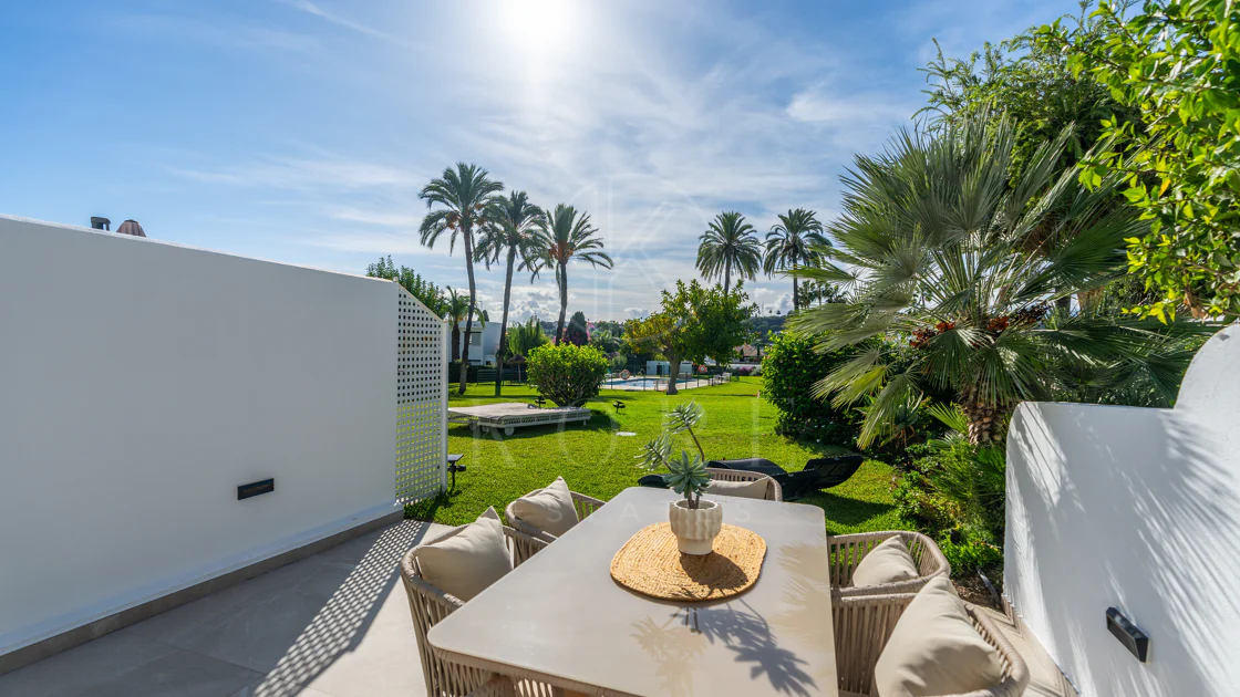 Casa Preciosa, o casă tip townhouse spațioasă cu 4 dormitoare, complet renovată, situată în Golf Valley din Nueva Andalucia, Marbella