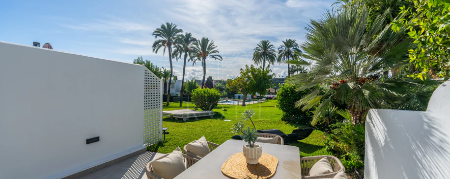 Casa Preciosa, o casă tip townhouse spațioasă cu 4 dormitoare, complet renovată, situată în Golf Valley din Nueva Andalucia, Marbella