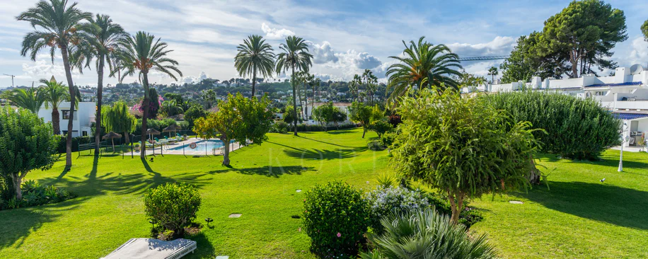 Casa Preciosa, o casă tip townhouse spațioasă cu 4 dormitoare, complet renovată, situată în Golf Valley din Nueva Andalucia, Marbella